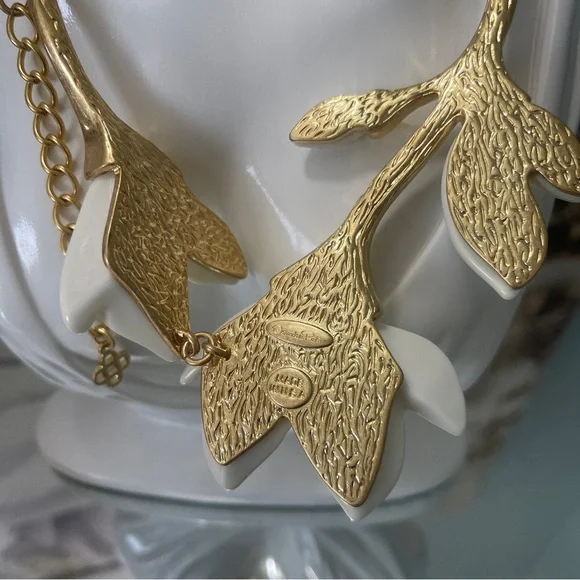 OSCAR DE LA RENTA Magnolia Resin Flower Necklace & Earrings (White & Gold)